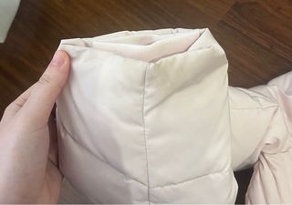 Chaqueta Guess rosa con cinturón. Cazadora de plna