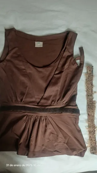 Top sin mangas deralle plumas