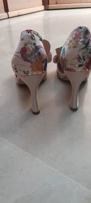 Zapatos de tacón con estampado floral y lazo