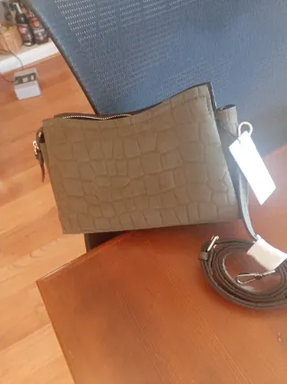 Bolso verde con textura de cocodrilo. Sin estrenar