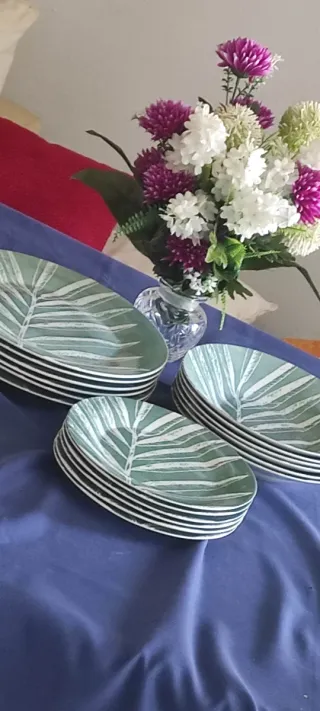 VAJILLA COMPLETA VERSA "BRIDGET". Porcelana.