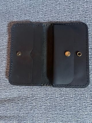 Cartera de piel hecha a mano.