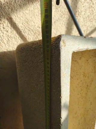 Jardinera de piedra beige y gris