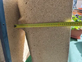 Jardinera de piedra beige y gris