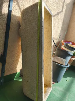 Jardinera de piedra beige y gris