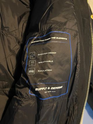 Abrigo negro Supply & Demand con capucha NUEVO