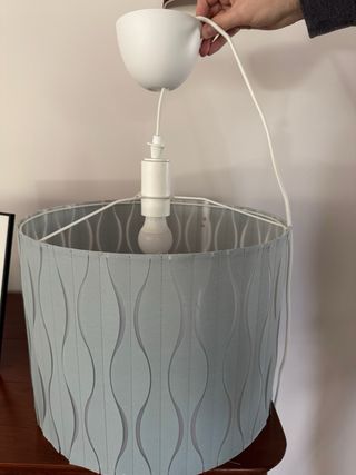 Lámpara de techo azul con diseño ondulado