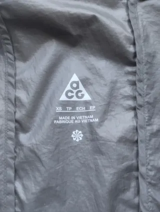 Cortavientos Nike ACG. (XS/S)