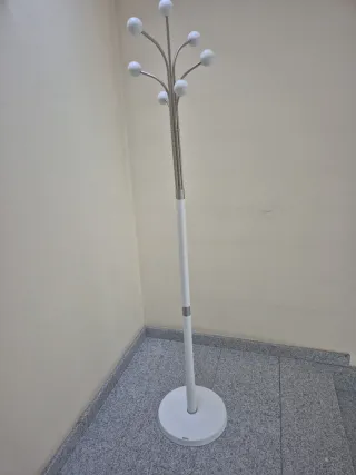 Perchero de pie moderno