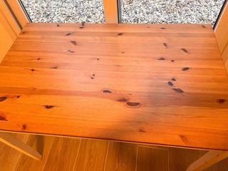 Mesa de comedor de madera y blanca