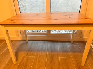 Mesa de comedor de madera y blanca