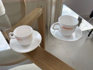 Juego de tazas y platillos de porcelana