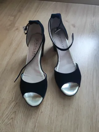 Dos sandalias Pitillos Beige y Doradas y negras