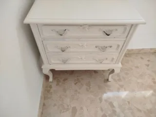 Cómoda, mesita de noche y espejo