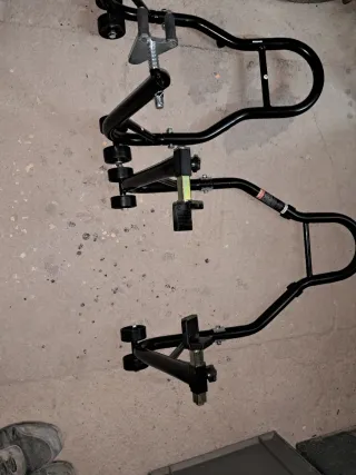 Pareja caballetes moto negros