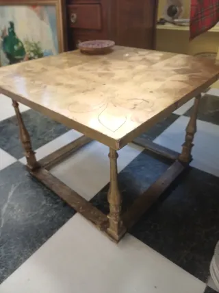 Mesa auxiliar dorada con diseño floral