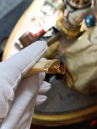 ANTIGUO COLGANTE CON COLMILLO Y MONTURA EN ORO 18K