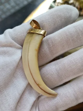 ANTIGUO COLGANTE CON COLMILLO Y MONTURA EN ORO 18K
