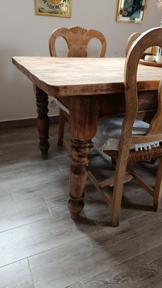 Mesa de comedor antigua de madera