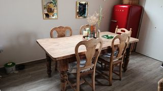 Mesa de comedor antigua de madera