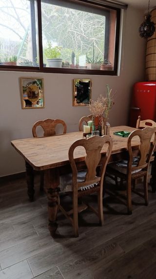 Mesa de comedor antigua de madera