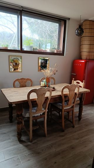 Mesa de comedor antigua de madera