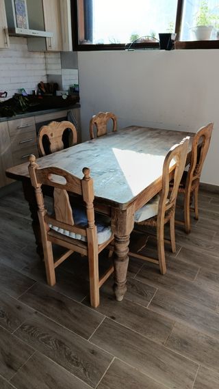 Mesa de comedor antigua de madera