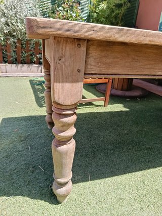Mesa de comedor antigua de madera