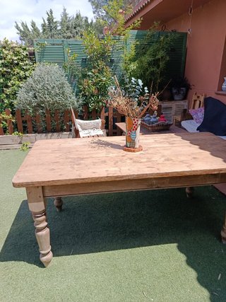 Mesa de comedor antigua de madera