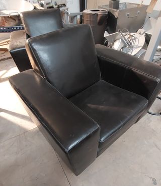 SILLON DE PIEL MARRON.