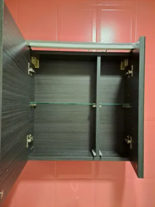 Lavabo con mueble de baño y espejo