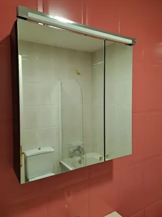 Lavabo con mueble de baño y espejo
