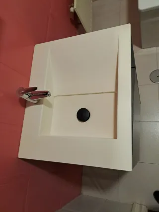 Lavabo con mueble de baño y espejo