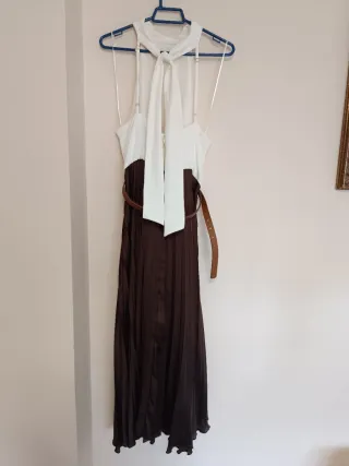 Vestido midi combinado plisado marrón y blanco