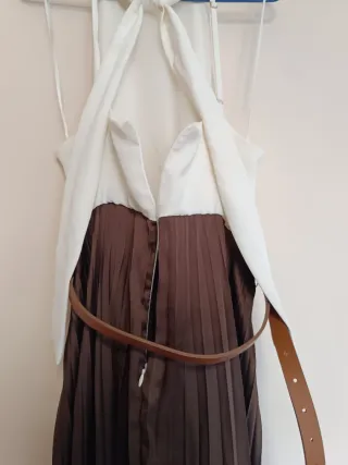 Vestido midi combinado plisado marrón y blanco