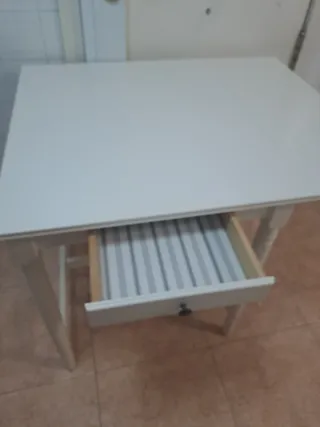 Mesa de cocina blanca de madera