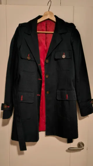 Trench El Ganso Azul Marino forro y coderas rojo