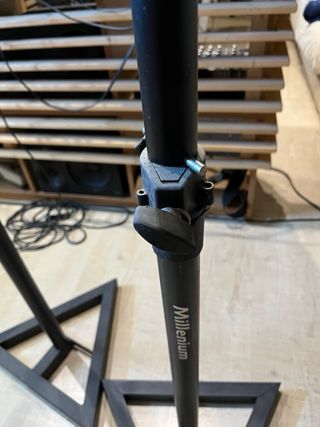 Soportes para altavoces negros. 2 unidades.