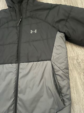 Abrigo deportivo Under Armour negro y gris