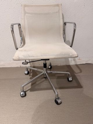 Silla de oficina blanca con base cromada