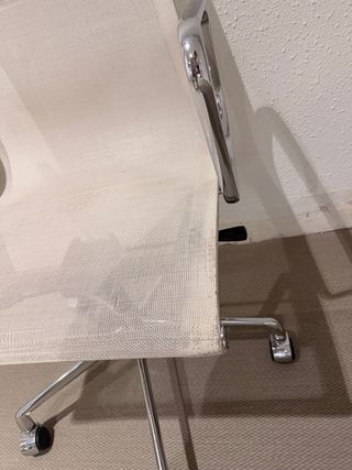 Silla de oficina blanca con base cromada