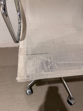 Silla de oficina blanca con base cromada