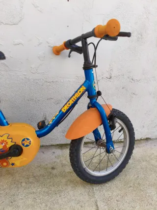 Bicicleta infantil azul y naranja