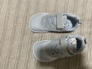 Zapatillas niño grises y blancas