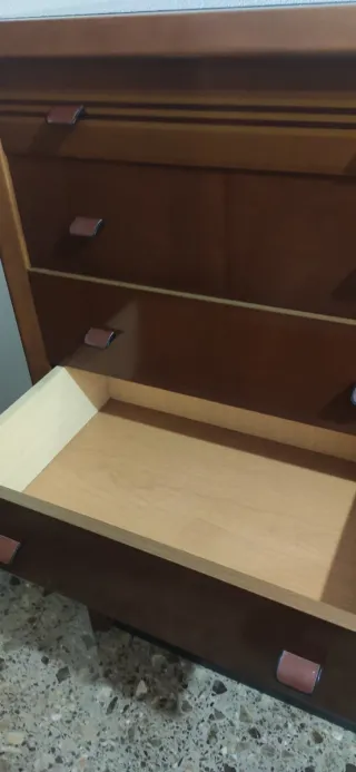 Mesita de noche y sifonier madera