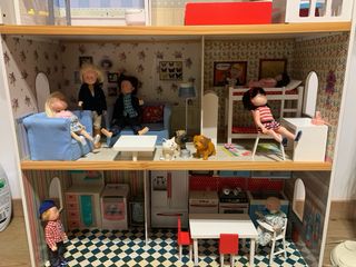 Casita de muñecos de madera