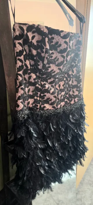 Vestido cóctel eventos encaje y plumas
