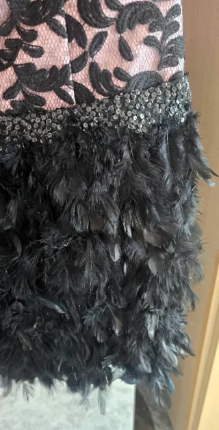 Vestido cóctel eventos encaje y plumas