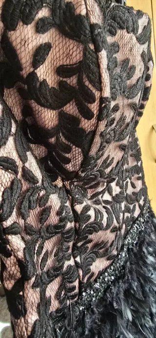 Vestido cóctel eventos encaje y plumas