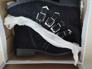 Botines negros mujer con tachuelas y hebillas